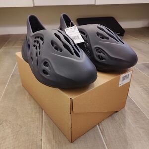 Yzy Foam RNR Onyx